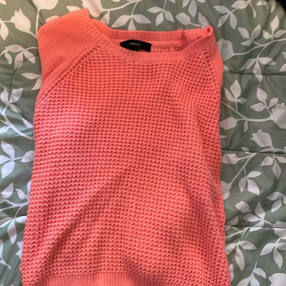 I’m selling this coral Forever 21 shirt. It has a knit style. It’s a size USA L.